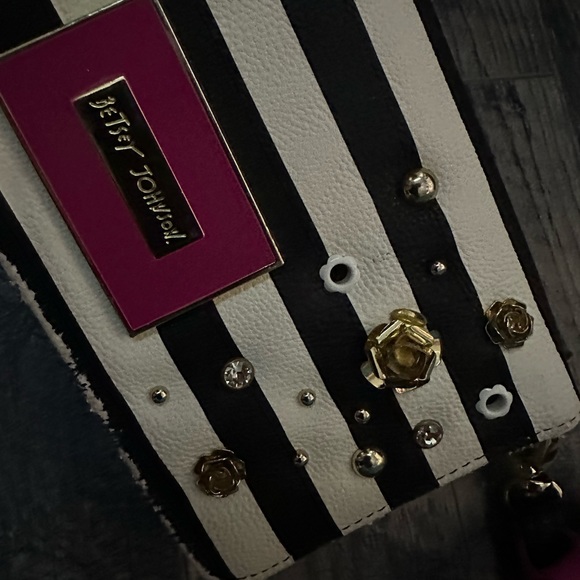 Betsey Johnson purse with matching wristlet - Picture 10 of 15